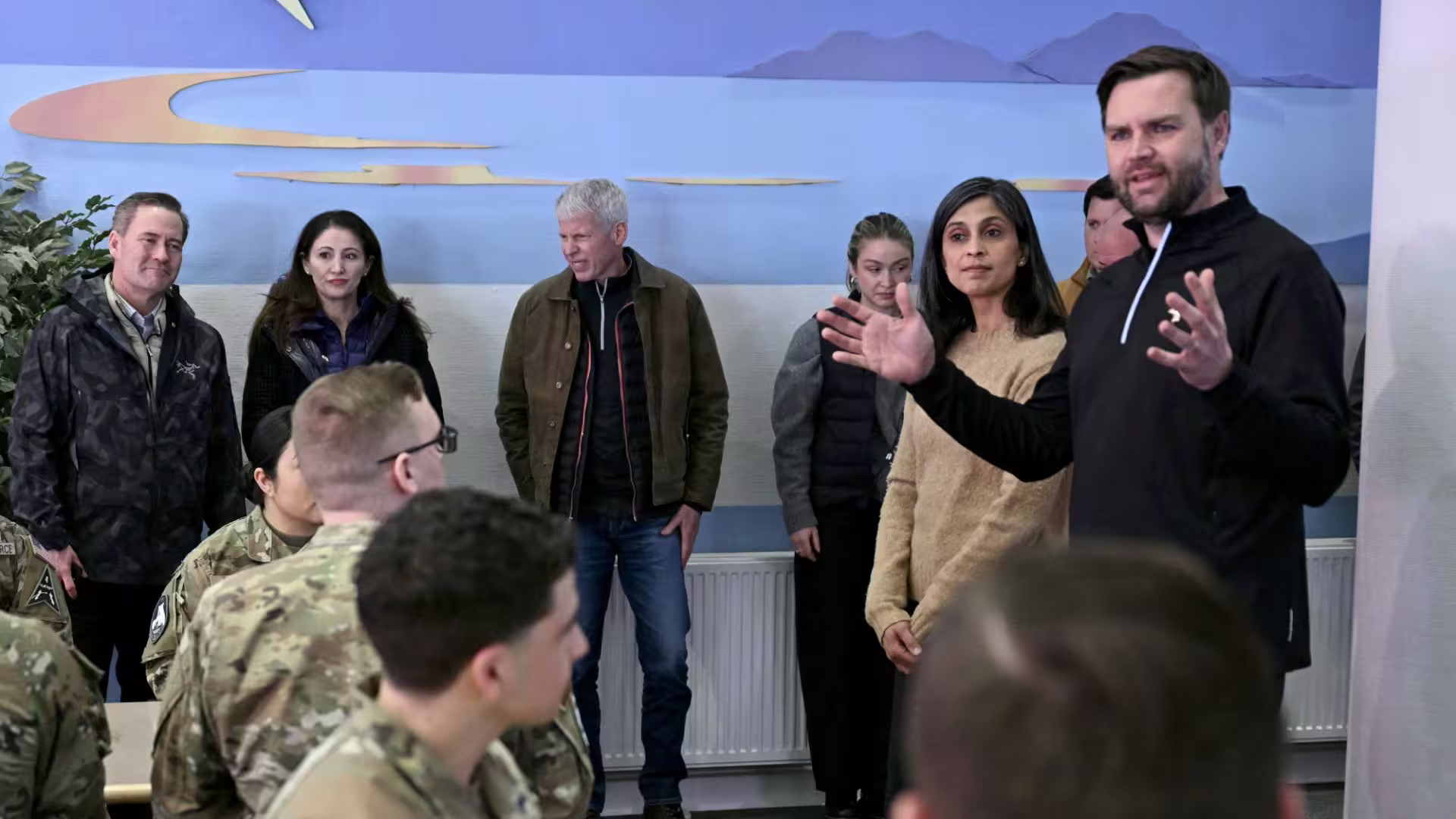 JD et Usha Vance ont visité une base militaire américaine au Groenland en mars 2025.