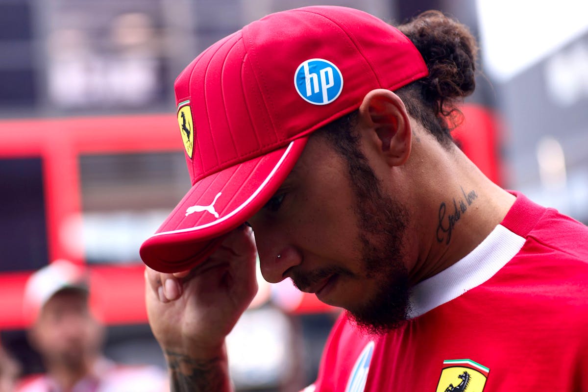 Lewis Hamilton remet en question ses performances au volant de sa Ferrari.