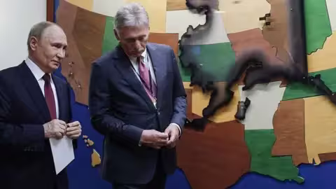 Dmitry Peskov (R) a déclaré à la BBC que M. Poutine appréciait la volonté du président Trump de mettre fin à la guerre.