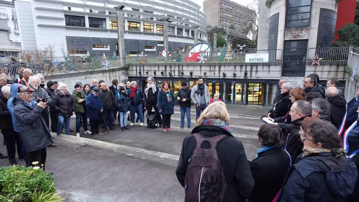 La police attaquée lors d'une manifestation devant un hôtel pour