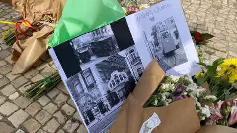 Des personnes ont déposé des fleurs sur le site de l'accident pour rendre hommage aux victimes.