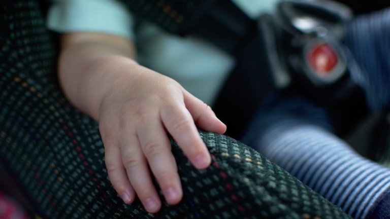 Drame en Sardaigne : un enfant meurt après être resté dans une voiture en plein soleil