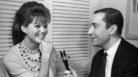Cardinale interviewé par les services européens de la BBC en 1962, après avoir rencontré la reine Élisabeth II lors d'une soirée de gala dans le West End.